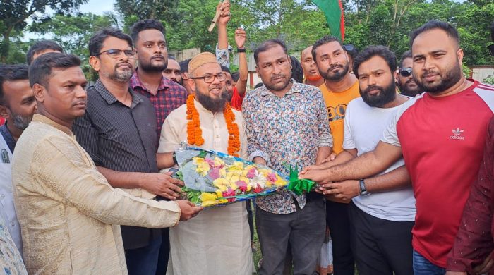 ব্রাহ্মণবাড়িয়ার বাঞ্ছারামপুরে নেতাকর্মীদের ভালবাসায় সিক্ত হয়েছেন ব্রাহ্মণবাড়িয়া সরকারি কলেজের সাবেক ছাত্রদল নেতা, বাঞ্ছারামপুর উপজেলার কৃতি সন্তান আলহাজ্ব মোঃ নুরুল আমিন সজল। তিনি যুক্তরাজ্যের ব্রাহ্মণবাড়িয়া জাতীয়তাবাদী ফোরাম এবং ইস্ট লন্ডন স্বেচ্ছাসেবক দলের সদস্য সচিব হিসেবে দেশ নায়ক তারেক রহমানের নির্দেশনা মোতাবেক দায়িত্ব পালন করে যাচ্ছেন। দীর্ঘকয়েক বছর পর লন্ডন থেকে নিজ এলাকায় আসা বিএনপির ত্যাগী ও নির্যাতিত নেতা নুরুল আমিন সজলকে শনিবার বিকেলে ফেরিঘাট থেকে ফুলেল শুভেচ্ছার মাধ্যমে বরণ করেন বিএনপির বিভিন্ন সংগঠনের নেতাকর্মীরা। পরে প্রায় শতাধিক মোটরসাইকেলও গাড়ি বহর নিয়ে নেতাকর্মীরা বাঞ্ছারামপুর সদর ইউনিয়ন এবং মানিকপুর ইউনিয়নের গুরুত্বপূর্ণ স্থানে শোডাউন দিয়ে দারিয়ারচর হাজী ওমর আলী উচ্চ বিদ্যালয় প্রাজ্ঞনে গিয়ে শোডাউন সমাপ্তি ঘোষণা করেন। এসময় উপস্থিত ছিলেন উপজেলা বিএনপির সদস্য মো: নাজমুল ভিপি, মানিকপুর ইউনিয়ন বিএনপির সাবেক সভাপতি মো: জহর সাহেব, ব্রাহ্মণবাড়িয়া জেলা যুবদলের যুগ্ম সাধারণ সম্পাদক মোঃ জাহাঙ্গীর আলম, উপজেলা স্বেচ্ছাসেবক দলের সদস্য সচিব মো: আওলাদ হোসেন মোল্লা, যুবদলের যুগ্ম আহবায়ক মীর মোশাররফ হোসেন, পৌর যুবদলের আহবায়ক মো: ইমান আলী, আইয়ুবপুর ইউনিয়ন বিএনপির সাংগঠনিক সম্পাদক আলী আকবর, উপজেলা জাসদের সাবেক সাংগঠনিক সম্পাদক মোঃ সালাম মিয়া, জাসাস পৌর যুবদলের আহবায়ক আয়নাল হোসেন কালাম, সদর ইউনিয়ন যুবদল সভাপতি মো: মনিরুল আলম , উপজেলা ছাত্রদলের সাবেক যুগ্ম আহবায়ক রাজন চন্দ্র সুত্রধর, ছলিমাবাদ ইউনিয়ন যুবদল নেতা মো: সাজু, প্রবাসী স্বেচ্ছাসেবকদলের সদস্য সচিব নূরে আলম, আইপুর ইউনিয়ন স্বেচ্ছাসেবক দলের সদস্য সচিব মো: নাসির মিয়া, স্বেচ্ছাসেবক দলের সদস্য সচিব মো: শাহ আলম, যুবদল নেতা আতাউর রহমান প্রমূখ। লন্ডন প্রবাসী বিএনপির ত্যাগী ও নির্যাতিত নেতা নুরুল আমিন সজল বলেন, আজকে আমরা স্বাধীনভাবে আমাদের জন্মভূমিতে এসেছি, এর আগে আমরা যতবার এই দেশে এসেছি অনেক লুকোচুরির মাধ্যমে আসতে হয়েছে, এবং সার্বক্ষণিক আমরা ভয়ভীতির মধ্যে থাকতাম কখন যানি আওয়ামী পুলিশ আমাদের বিভিন্নভাবে হয়রানি করে। আজকে আমরা এই দেশের মাটিতে স্বাধীনভাবে রেমিট্যান্স যোদ্ধা হিসেবে আসতে পেরেছি। এসময় তিনি স্বৈরাচার শেখ হাসিনা সরকারকে পতন ঘটিয়ে দেশকে পুনরায় স্বাধীন করার জন্য ছাত্র জনতাকে ধন্যবাদ জানান এবং প্রত্যেকটি হত্যার জন্য খুনি হাসিনাকে দেশের মাটিতে ফিরিয়ে এনে বিচার দাবি করেন। এছাড়াও আলোচিত সোনারামপুর ইউনিয়ন ছাত্রদল নেতা নয়ন মিয়াকে গুলি করে হত্যার ঘটনায় জড়িতদের সর্বোচ্চ শাস্তি দাবি করেন।